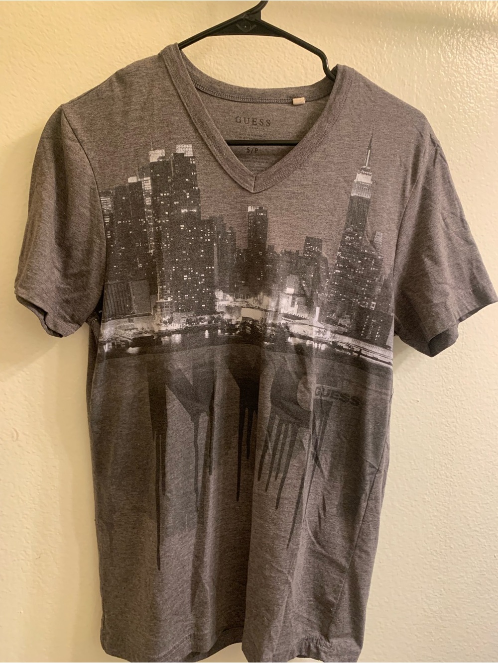 GUESS Men's Gray V-Neck Skyline Graphic Tee